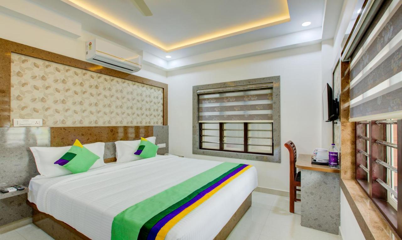 होटल Treebo Shore Residency, 290 M From Lakeshore Hospital 3*