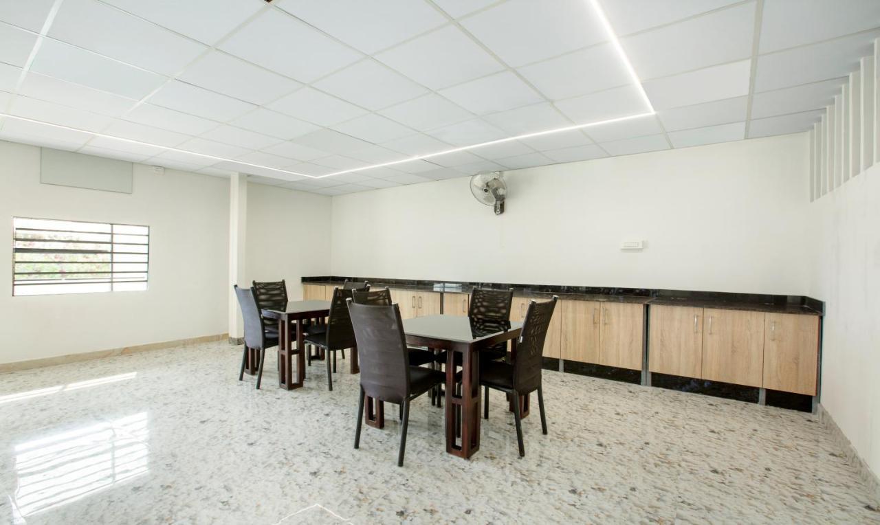 Treebo Shore Residency, 290 M From Lakeshore Hospital