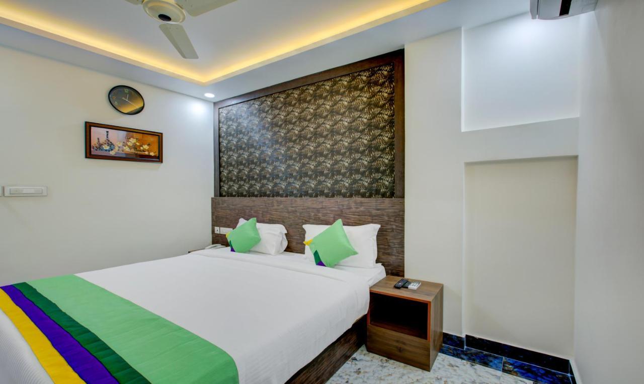 Treebo Shore Residency, 290 M From Lakeshore Hospital होटल