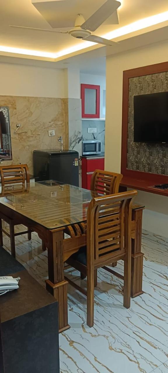 Treebo Shore Residency, 290 M From Lakeshore Hospital होटल